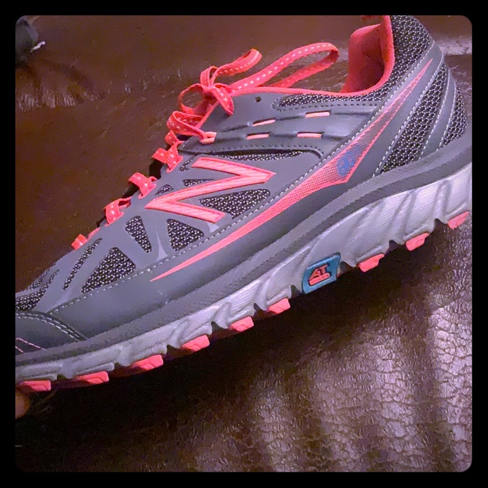 GREAT CONDITION!! NEW BALANCE  WOMENS SIZE 11